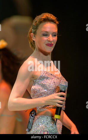 Kylie Minogue die live auf der Brighton Centre auf Tournee "Auf A Night Like This", 12. März 2001. Stockfoto