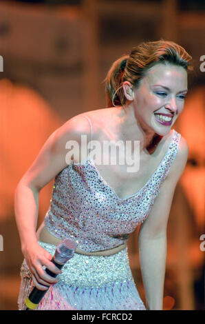 Kylie Minogue die live auf der Brighton Centre auf Tournee "Auf A Night Like This", 12. März 2001. Stockfoto