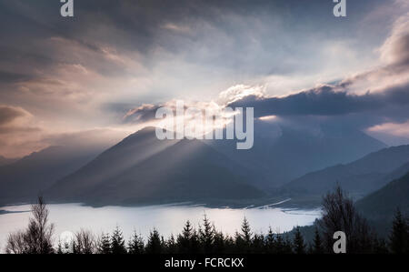 Blick über Loch Duich & die fünf Schwestern von Kintail in Schottland. Stockfoto