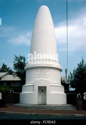 AJAXNETPHOTO. LE HAVRE, FRANKREICH. -SUGAR LOAF MAUSOLEUM - VON DER WITWE VON GENERAL CONTÉ CHARLES LEFEBVRE DESNOUETTES IN SEINEM GEDÄCHTNIS UND ALS NAVIGATION MARKE ERRICHTET WURDE, NACHDEM ER STARB, ALS DAS SCHIFF ALBION, MIT DER ER REISEN WURDE, IM JAHRE 1822 VOR DER IRISCHEN KÜSTE RUINIERT WURDE.  FOTO: JONATHAN EASTLAND/AJAX REF: 9408 64 Stockfoto