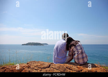 Junges Paar schönen Blick aufs Meer in den Urlaub zu genießen Stockfoto