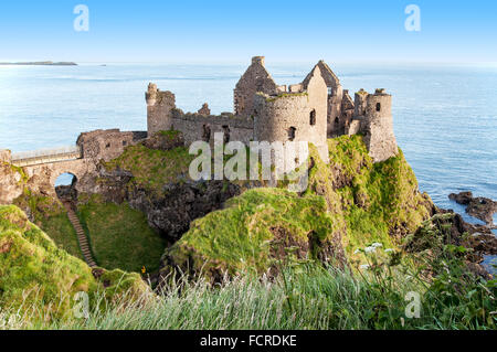 Ruinen der mittelalterlichen Dunluce Castle, County Antrim, Nordirland, bei Sonnenaufgang Licht Stockfoto