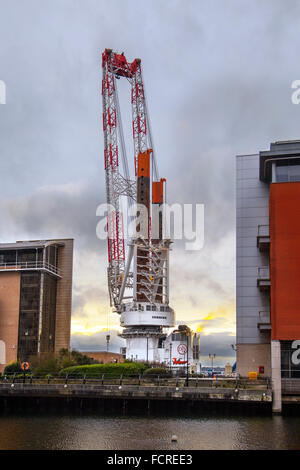 Die Offshore-Jack-up-Rig, Arbeitsbühne & Kranschiff Vidar, vertäut am Kreuzfahrtterminal, Hafen von Liverpool für Reparaturen. Im Besitz der in Luxemburg ansässigen Jan de Nul Group, die Dienstleistungen für maritime Infrastruktur bietet. Es hilft bei Bau und Wartung das Schiff ist 140,4m in der Länge. Der Schwerlastkran kann bis zu 1200 Tonnen heben und ist im Hafen, um mit Geräten speziell für die Installation von Offshore-Windparks ausgestattet werden. Stockfoto