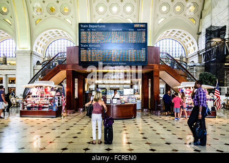 Abfahrtstafel und Information Desk unter Center Cafe, Union Station, Washington DC Stockfoto