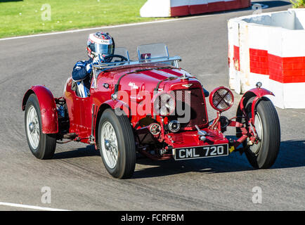 1935 wurde Aston Martin Ulster im Besitz von Simon Draper und 2015 von Matthew Draper beim Goodwood Revival gefahren Stockfoto