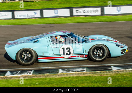 1965 war der Ford GT40 im Besitz von Shaun Lynn und wurde von ihm beim Goodwood Revival 2015 gefahren Stockfoto