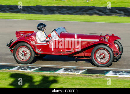 Ein 1931 Alfa Romeo 8C 2300 MM im Besitz von Alain de Cadenet und von ihm beim Motorsport-Event Goodwood Revival 2015 gefahren Stockfoto