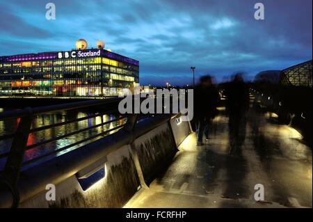 Am Abend fällt auf den BBC-Büros in Glasgow. Bildnachweis: Tony Clerkson/Alamy Live-Nachrichten Stockfoto