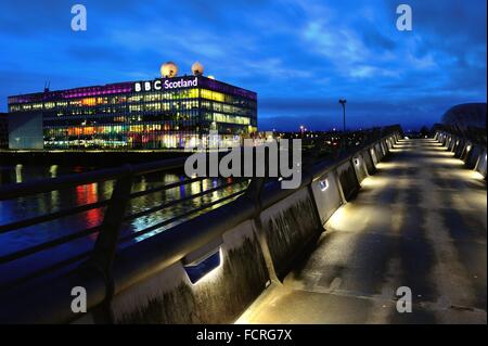 Am Abend fällt auf den BBC-Büros in Glasgow. Bildnachweis: Tony Clerkson/Alamy Live-Nachrichten Stockfoto