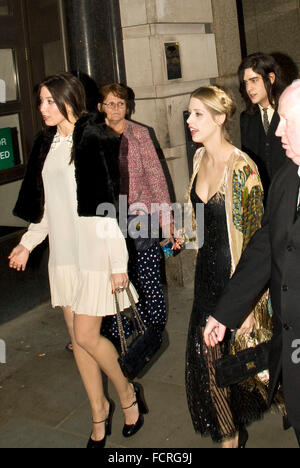 London, UK, 13. Mai 2013. Daisy Lowe und Thomas Cohen und Peaches Geldof sahen bei der Ankunft im Criteria Restaurant auf Piccadilly für die Vorführung des Großen Gatsby. Quelle: PatPhoto/Alamy Live News Stockfoto