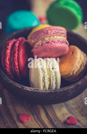 Süße bunte Makronen Cookies in Holzschale, selektiven Fokus Stockfoto