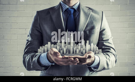 Nahaufnahme von Geschäftsmann Hand mit Bau-Modell Stockfoto