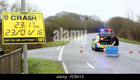 Portsmouth, Hampshire, Sonntag, 24. Januar 2016 Mann wurde festgenommen, nachdem ein Teenager getötet wurde und ein anderer blieb kämpft um sein Leben nach einem nächtlichen Unfall. Polizisten aus Hampshire Constabulary sind ansprechende Informationen nach der Kollision in Southwick letzte Nacht. Absturz bei etwa 23:17 und ein 19 Jahre alter Mann von Portsmouth starb, während ein 18-j hrige aus Emsworth um sein Leben in Southampton General Hospital kämpft. Bildnachweis: Uknip/Alamy Live-Nachrichten Stockfoto