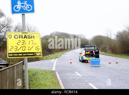 Portsmouth, Hampshire, Sonntag, 24. Januar 2016 Mann wurde festgenommen, nachdem ein Teenager getötet wurde und ein anderer blieb kämpft um sein Leben nach einem nächtlichen Unfall. Polizisten aus Hampshire Constabulary sind ansprechende Informationen nach der Kollision in Southwick letzte Nacht. Absturz bei etwa 23:17 und ein 19 Jahre alter Mann von Portsmouth starb, während ein 18-j hrige aus Emsworth um sein Leben in Southampton General Hospital kämpft. Bildnachweis: Uknip/Alamy Live-Nachrichten Stockfoto