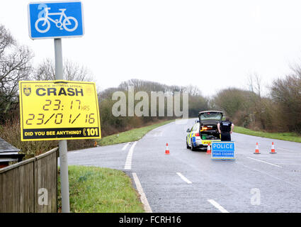 Portsmouth, Hampshire, Sonntag, 24. Januar 2016 Mann wurde festgenommen, nachdem ein Teenager getötet wurde und ein anderer blieb kämpft um sein Leben nach einem nächtlichen Unfall. Polizisten aus Hampshire Constabulary sind ansprechende Informationen nach der Kollision in Southwick letzte Nacht. Absturz bei etwa 23:17 und ein 19 Jahre alter Mann von Portsmouth starb, während ein 18-j hrige aus Emsworth um sein Leben in Southampton General Hospital kämpft. Bildnachweis: Uknip/Alamy Live-Nachrichten Stockfoto