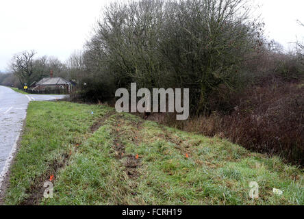 Portsmouth, Hampshire, Sonntag, 24. Januar 2016 Mann wurde festgenommen, nachdem ein Teenager getötet wurde und ein anderer blieb kämpft um sein Leben nach einem nächtlichen Unfall. Polizisten aus Hampshire Constabulary sind ansprechende Informationen nach der Kollision in Southwick letzte Nacht. Absturz bei etwa 23:17 und ein 19 Jahre alter Mann von Portsmouth starb, während ein 18-j hrige aus Emsworth um sein Leben in Southampton General Hospital kämpft. Bildnachweis: Uknip/Alamy Live-Nachrichten Stockfoto