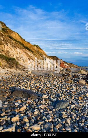 Coastal Clay Klippen und Felsformationen entlang Moshup Strand, Gay Head, Aquinnah, Martha's Vineyard, Massachusetts, USA. Stockfoto