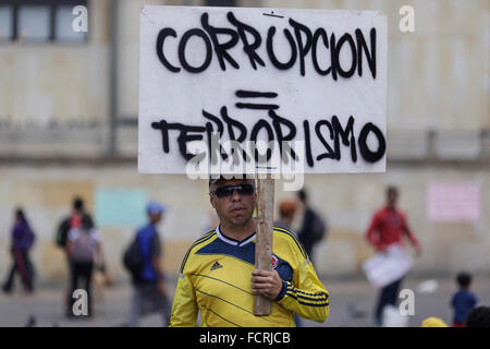 Bogota, Kolumbien. 24. Januar 2016. Ein Mann hält ein Schild mit Parolen während der sogenannten "nationalen Strike", bei Bolivar-Platz in Bogota, Kolumbien, am 24. Januar 2016. © Jhon Paz/Xinhua/Alamy Live-Nachrichten Stockfoto