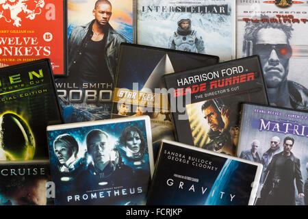 Eine Sammlung von überlappenden englischsprachigen Film-DVDs mit dem Genre 'SCI-Fi' Stockfoto