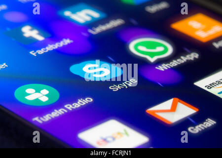 Eine extreme Nahaufnahme Makroaufnahme eines Smartphone-Bildschirms konzentrierte sich auf die Skype-app Stockfoto