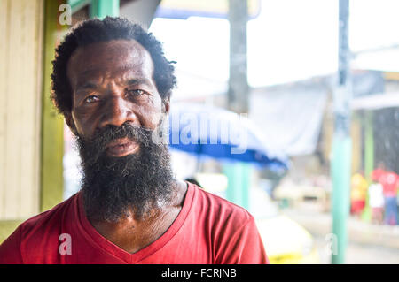 Bluefields, Nicaragua - 15. Juli 2015: Ältere Creole Mann schaut in die Kamera Stockfoto