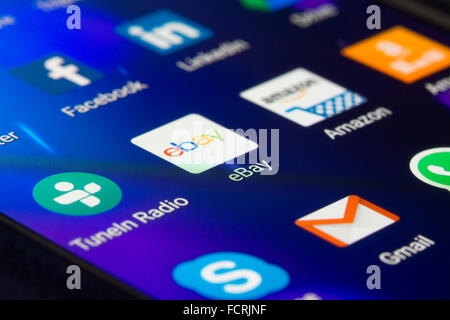 Eine extreme Nahaufnahme Makroaufnahme eines Smartphone-Bildschirms konzentrierte sich auf die eBay app Stockfoto