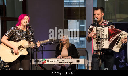 Edinburgh, Schottland. 24. Januar 2016. Ungebundene Burns Event, Lead-Sänger mit rosa Haaren und anderen Bandmitglieder im schottischen Nationalmuseum, Chambers Street, Edinburgh. Bildnachweis: Tracey Largue/Alamy Live-Nachrichten Stockfoto