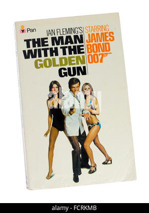 James Bond, der Mann mit dem goldenen Colt-Taschenbuch Stockfoto