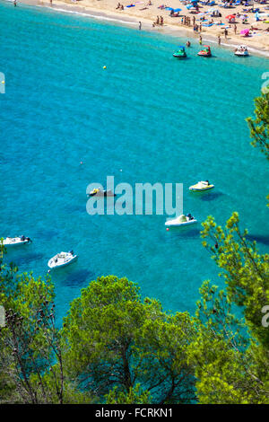 Ibiza Cala de Sant Vicent Caleta de San Vicente Strand türkisfarbenes Wasser Stockfoto