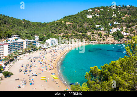 Ibiza Cala de Sant Vicent Caleta de San Vicente Strand türkisfarbenes Wasser Stockfoto