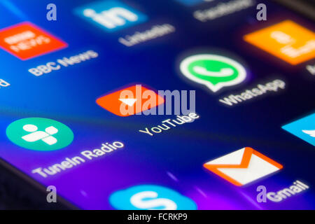 Eine extreme Nahaufnahme Makroaufnahme eines Smartphone-Bildschirms konzentrierte sich auf die YouTube-app Stockfoto