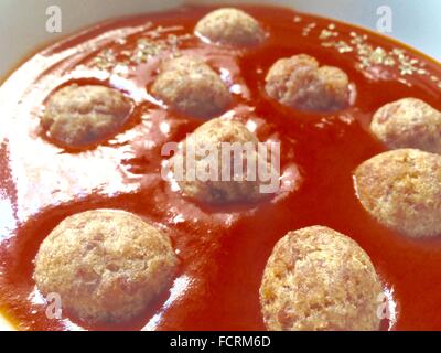 Fried große hausgemachte Frikadellen in Tomatensauce Stockfoto