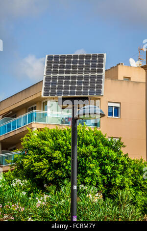 Straßenbeleuchtung Pole mit Solar-panel Stockfoto