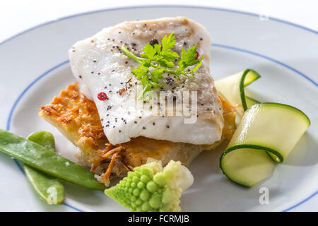 Gedämpfter Kabeljau Fisch mit Gewürzen und Gemüse Stockfoto