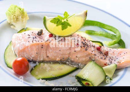 Gedämpfter Lachs mit Gemüse Stockfoto