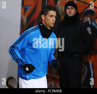 LVIV, UKRAINE - 25. November 2015: Cristiano Ronaldo von Real Madrid geht in das Spielfeld vor der UEFA Champions League Spiel gegen Stockfoto