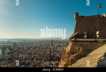 Castillo de Santa Barbara und Luftaufnahme der Stadt Alicante Stockfoto