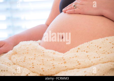 Frau Holding schwanger Babybauch Stockfoto