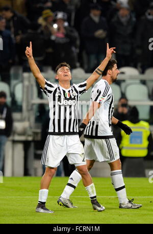 Turin, Italien. 24. Januar 2016. Serie A Fußball. Juventus Turin gegen Roma. Paulo Dybala feiert nach Tor Credit: Action Plus Sport/Alamy Live News Stockfoto