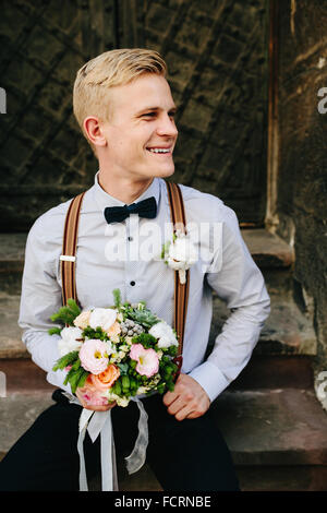 Braut, sitzen auf Steinstufen Stockfoto