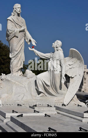 Denkmal-Skulptur in der Nekropole Cristobal Colon, Stadtteil Vedado, Havanna, Kuba Stockfoto