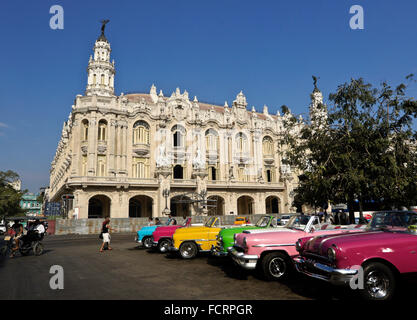 Alicia Alonso Grand Theater von Havanna und klassische amerikanische Autos, Havanna, Kuba Stockfoto