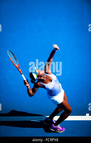 Junge amerikanische Tennisstar Sloane Stephens Niederlagen der veteran Womens champion Serena Williams bei den Australian Open 2013. Stockfoto