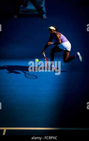 Junge amerikanische Tennisstar Sloane Stephens Niederlagen der veteran Womens champion Serena Williams bei den Australian Open 2013. Stockfoto