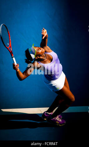 Junge amerikanische Tennisstar Sloane Stephens Niederlagen der veteran Womens champion Serena Williams bei den Australian Open 2013. Stockfoto