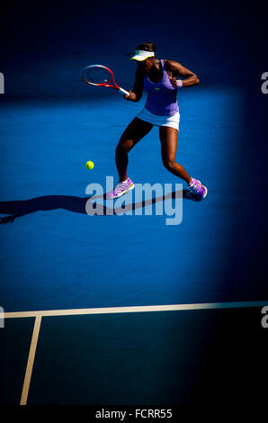 Junge amerikanische Tennisstar Sloane Stephens Niederlagen der veteran Womens champion Serena Williams bei den Australian Open 2013. Stockfoto