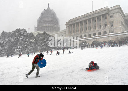 Washington DC, USA. 23. Januar 2016. Bewohner nutzen Winter Sturm Jonas Schlitten den Hang hinunter fahren auf dem Capitol Hill 23. Januar 2016 in Washington, DC. Dies war das erste Mal war es legal, den Hügel für Rodeln nach verabschiedete der Kongress ein Gesetz resident Zugang zum Garten im Schnee zu benutzen. Stockfoto