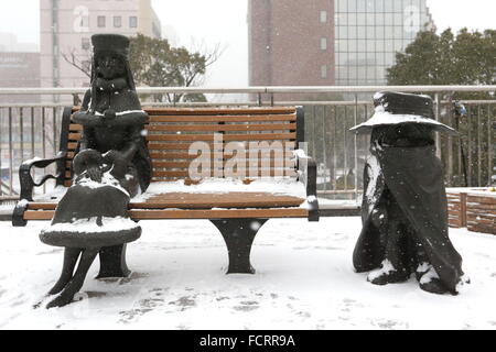 Schnee fällt in der Nähe von JR Kokura Station in der Präfektur Fukuoka, Westjapan am 24. Januar 2016. Schweren Schnee schlagen in einem weiten Bereich von West- und Mitteleuropa Japan früh am Sonntag, verursacht Disrupton, große Transport-Systeme. © Sho Tamura/AFLO/Alamy Live-Nachrichten Stockfoto