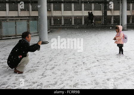 Schnee fällt in der Nähe von JR Kokura Station in der Präfektur Fukuoka, Westjapan am 24. Januar 2016. Schweren Schnee schlagen in einem weiten Bereich von West- und Mitteleuropa Japan früh am Sonntag, verursacht Disrupton, große Transport-Systeme. © Sho Tamura/AFLO/Alamy Live-Nachrichten Stockfoto