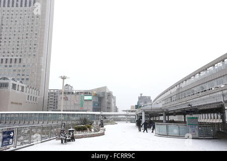 Schnee fällt in der Nähe von JR Kokura Station in der Präfektur Fukuoka, Westjapan am 24. Januar 2016. Schweren Schnee schlagen in einem weiten Bereich von West- und Mitteleuropa Japan früh am Sonntag, verursacht Disrupton, große Transport-Systeme. © Sho Tamura/AFLO/Alamy Live-Nachrichten Stockfoto